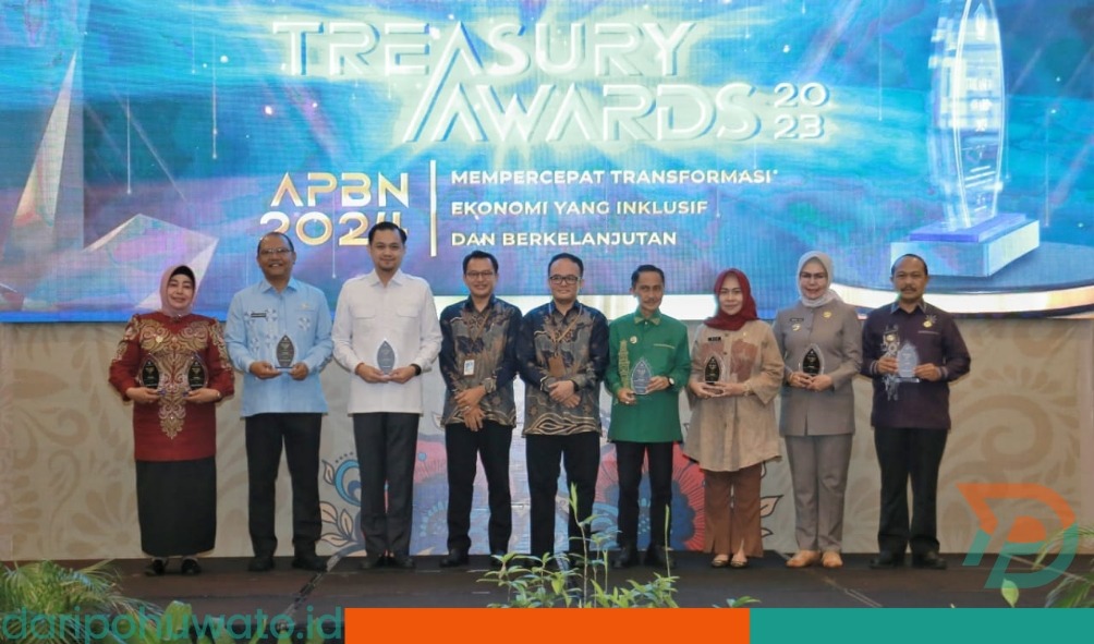 Wabup Suharsi menerima penghargaan Treasury Award 2023, yang dilaksanakan oleh Direktorat Jenderal Perbendaharaan (DJPb) Provinsi Gorontalo. Foto Humas Pemda Pohuwato