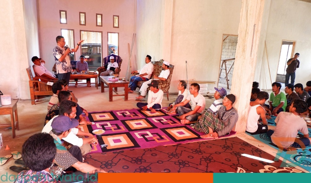 Syarif Mbuinga Mendapat Sambutan Hangat Sejumlah Tokoh Masyarakat di Kecamatan Taluditi. Foto : Goeslan Latarawe