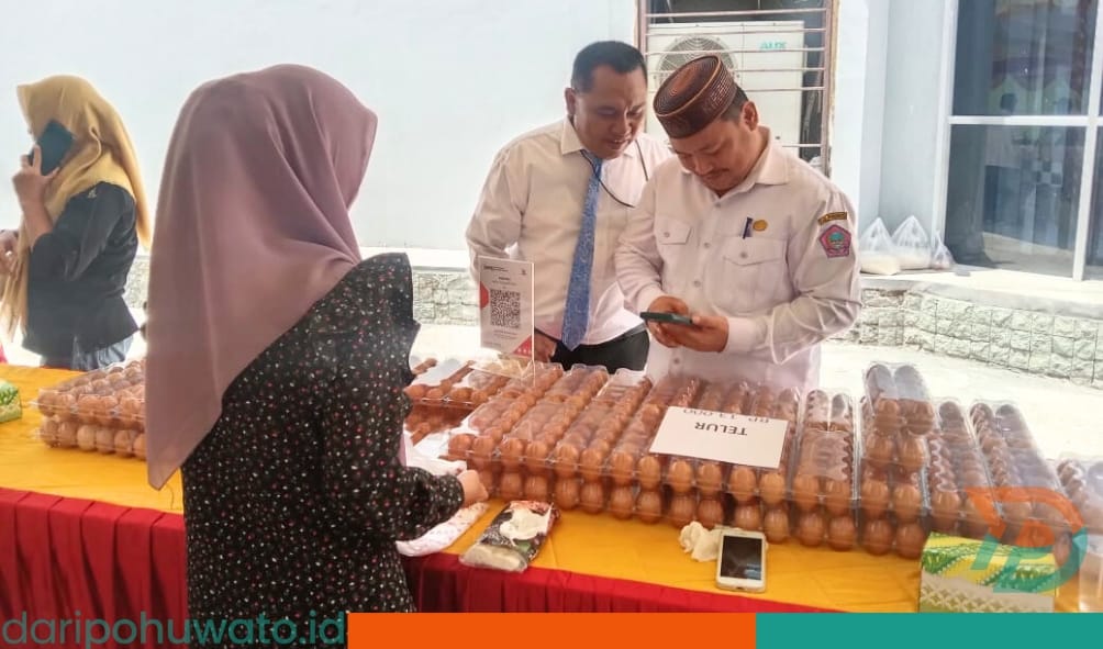 Kepala Dinas Perindagkop Ibrahim Kiraman saat meninjau langsung Bazar UMKM dan Sembako Murah serta membeli dengan menggunakan BSG QRIS