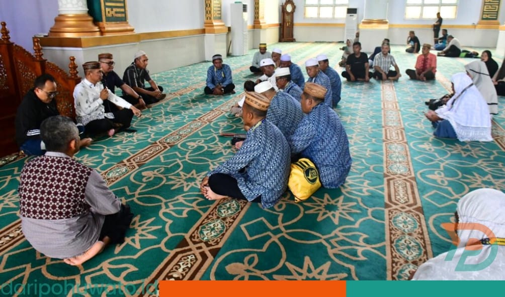 Bupati Pohuwato, Saipul A. Mbuinga Bersama External Affairs Manager Pani Gold Project, Mahesha Lugiana. Sambut Kedatangan 17 Jamaah Umroh