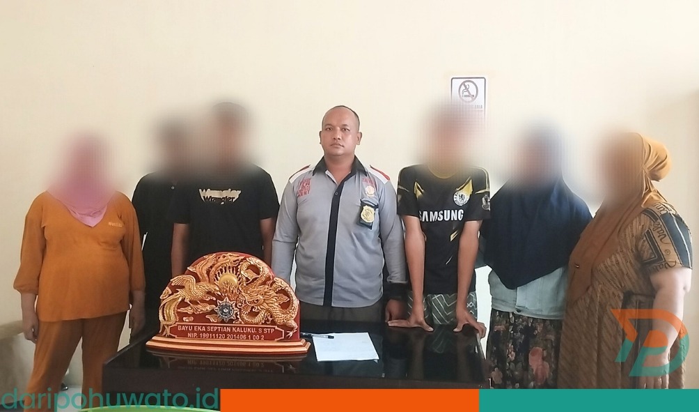 Kabid Perda dan Trantibum (PPNS) Dinas Satpol PP dan Damkar Pohuwato, Bayu Eka Septian Kaluku, memberikan pembinaan kepada pelaku pencurian sandal di Masjid Agung Pohuwato. Pihak keluarga pelaku juga sudah meminta maaf dan meminta agar kasus ini diselesaikan secara kekeluargaan.