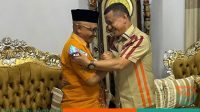 Darwis Moridu Saat Menjamu Syarif Mbuinga di Kediamannya, Tilamuta, Boalemo.