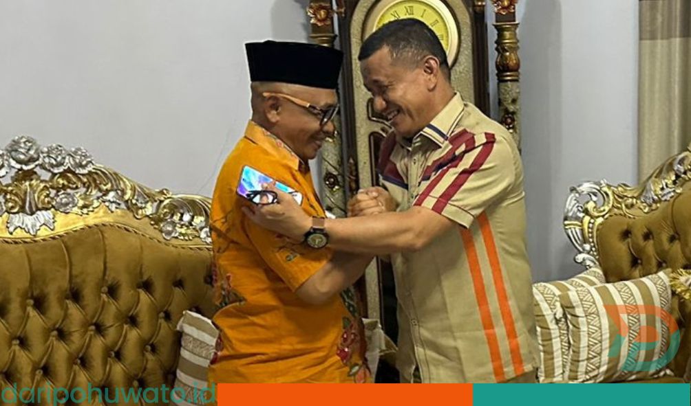 Darwis Moridu Saat Menjamu Syarif Mbuinga di Kediamannya, Tilamuta, Boalemo.