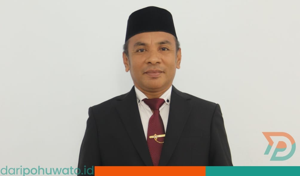 Iwan Dolongseda, Komisioner KPU Kabupaten Pohuwato, mengikuti konsolidasi persiapan penyelesaian perselisihan Pemilu 2024 di Novotel Jakarta Mangga Dua Square, Jakarta Utara,